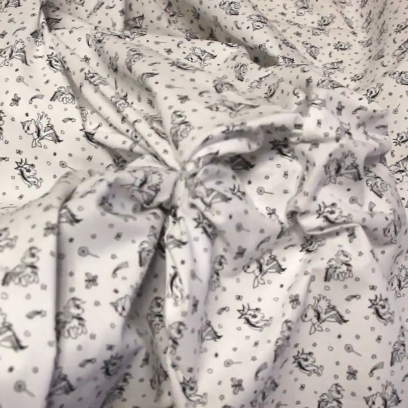 Vidéo: Cretonne 100% coton - Licorne noir fond blanc optique Vidéo: Cretonne 100% coton - Licorne noir fond blanc optique