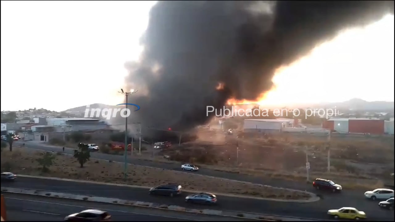 Arde bodega en Santa Rosa Jáuregui