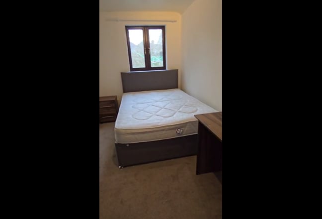 Fantastic Ensuite Room in Garton End Road - PE1!  Main Photo