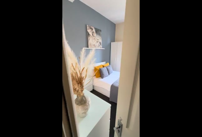 Video 1: Beautiful and bright first floor room