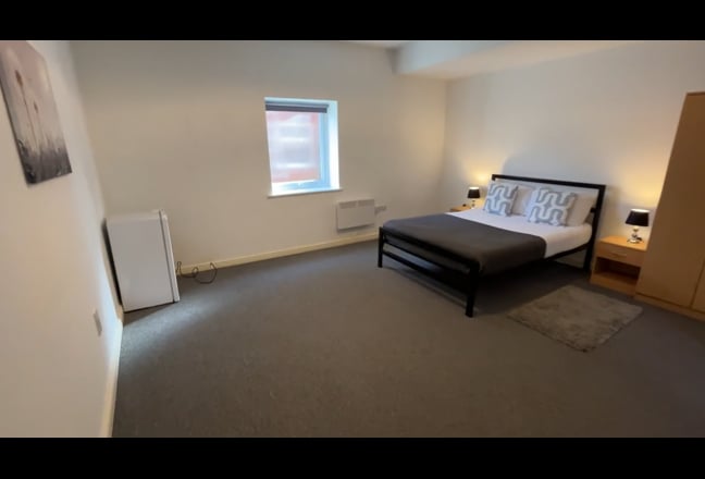 Double Bedroom with En-Suite - Chesterfield Road Main Photo