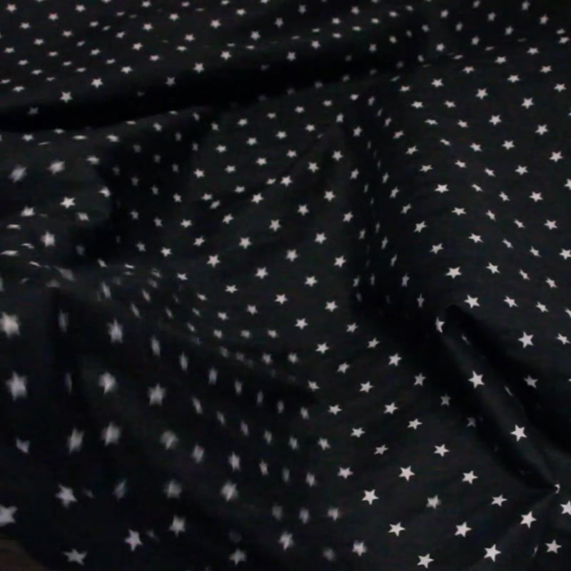 Vidéo: Popeline 100% coton - Étoile grise fond noir