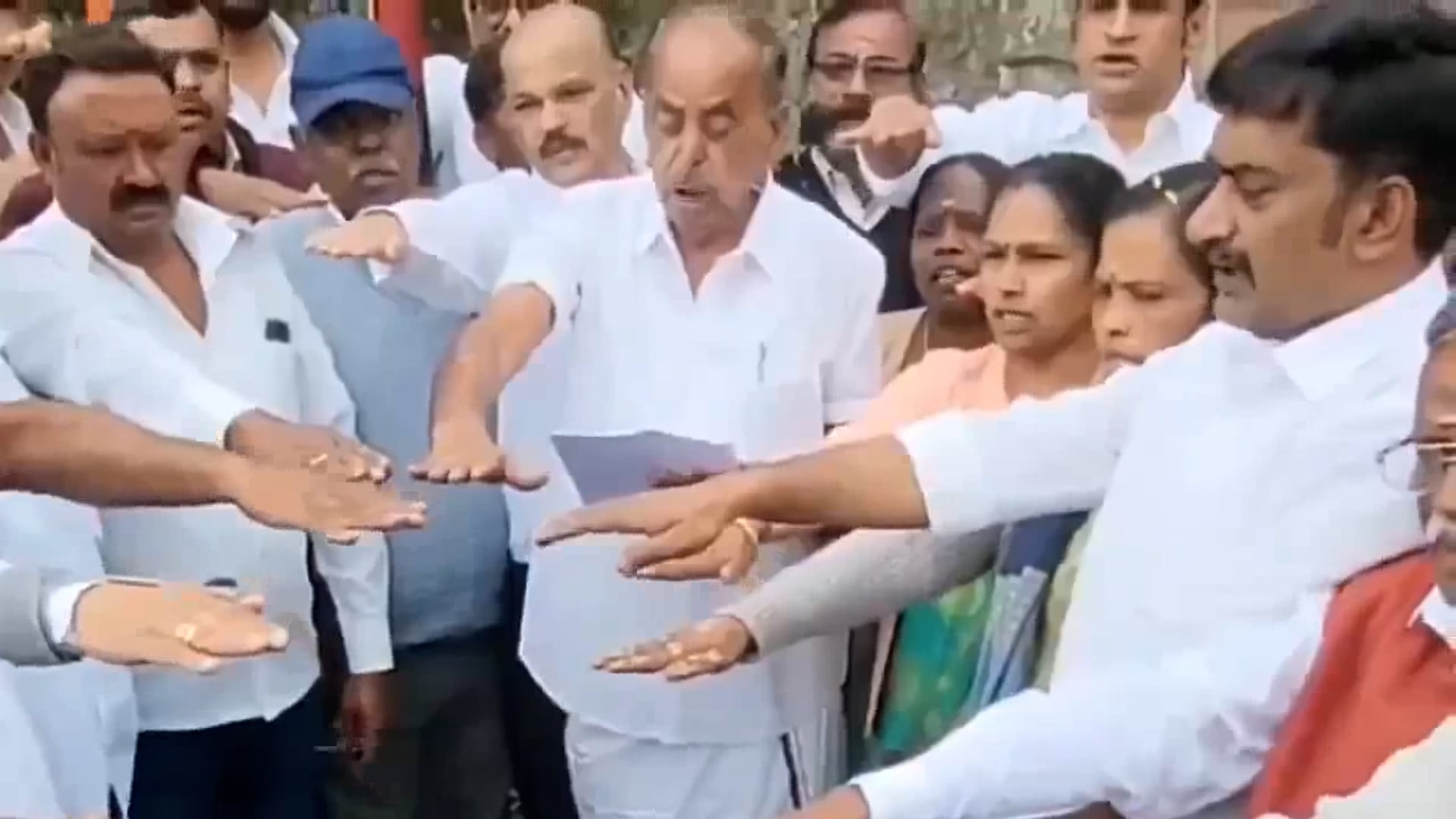 Tamil Nadu: DMK counselor Zakir Hussain was seen removing a bracelet from a woman's hand while taking oath against Hindi. #politics
