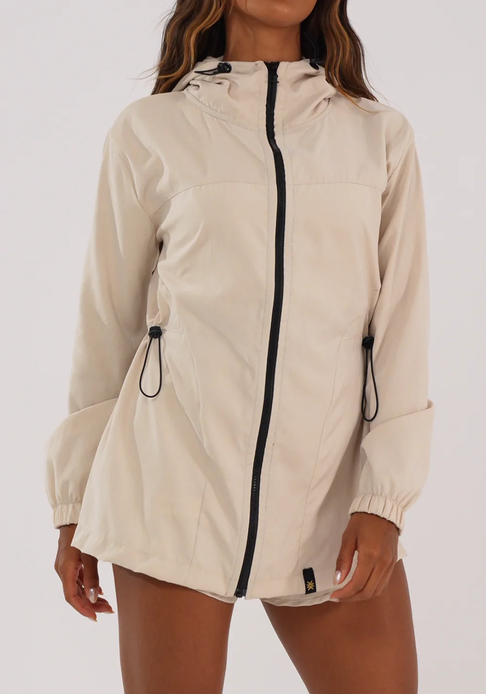 Parka feminina off white com capuz lush dlk