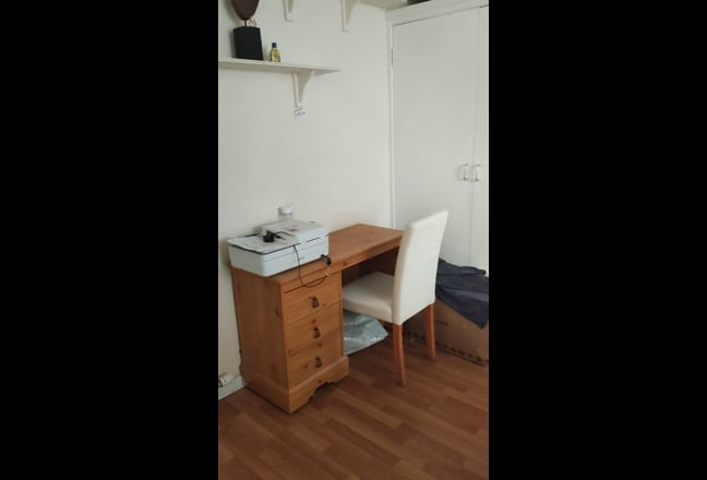 Video 1: Cosy Single bedsit, 15 mins to ARI