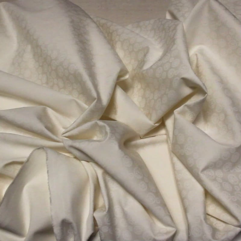 Vidéo: Gabardine coton & élasthanne - Broche fleuri ton-sur-ton blanc cassé