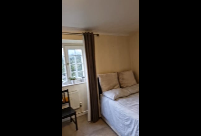 Spacious Double Room Next to Sutton  train stn Main Photo