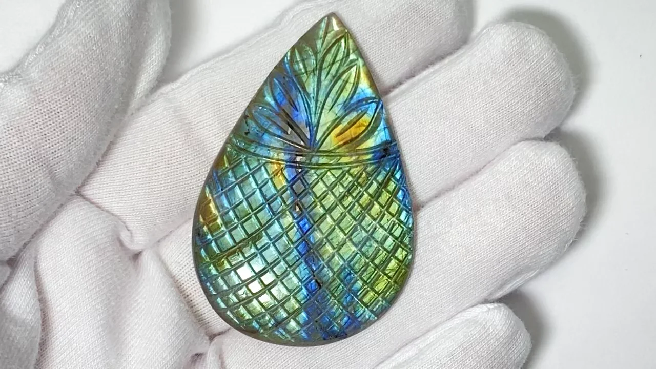 動画】【1点もの】レインボーラブラドライトAAA- 彫刻入りカボション 1