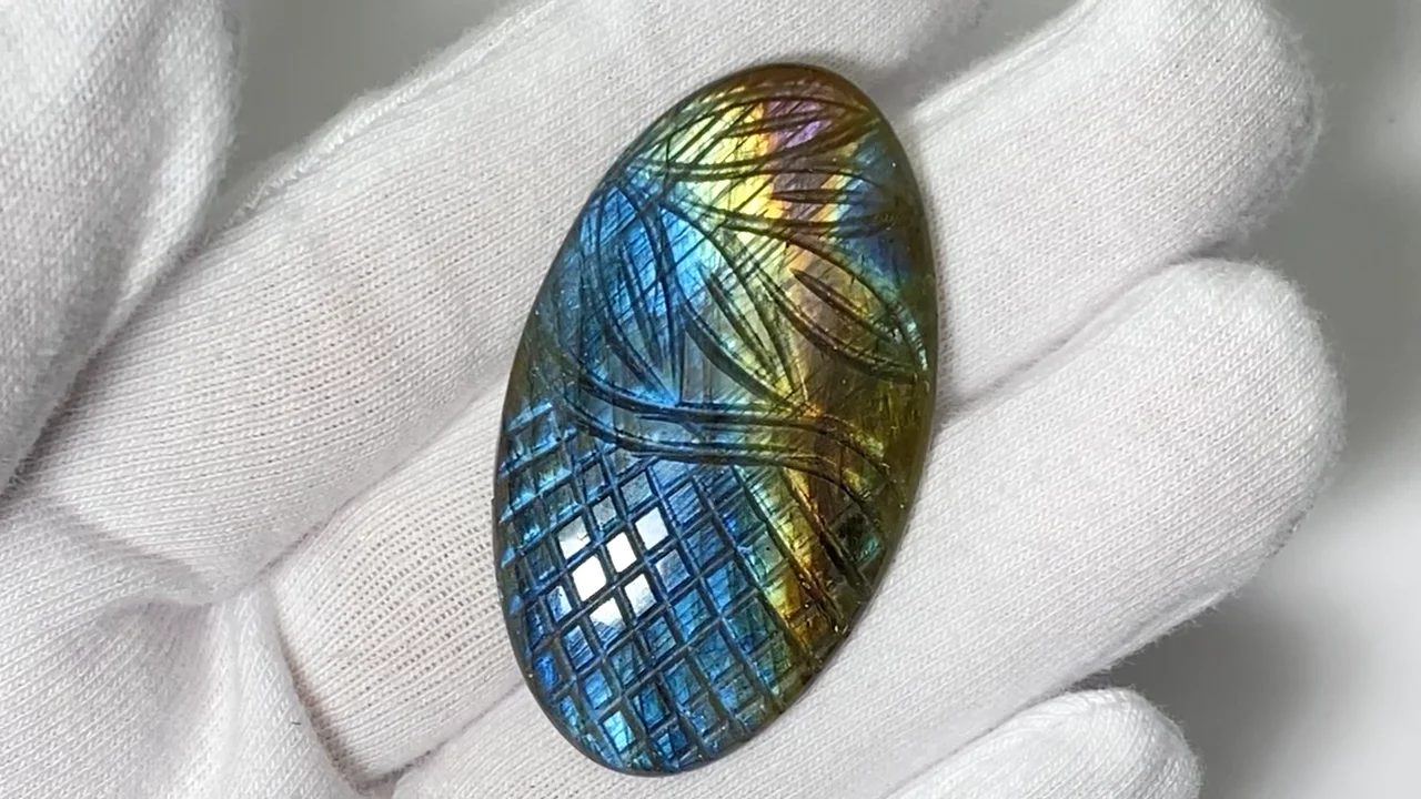 動画】【1点もの】レインボーラブラドライトAAA- 彫刻入りカボション 1