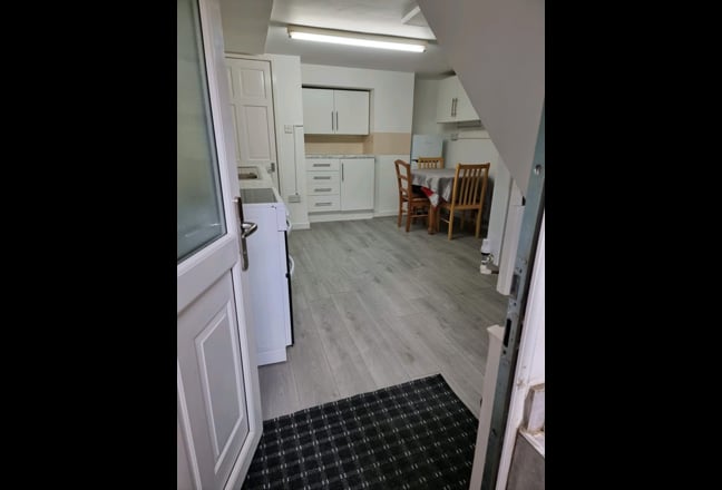 Quite Clean Double Room in Shared Basement Flat . Main Photo