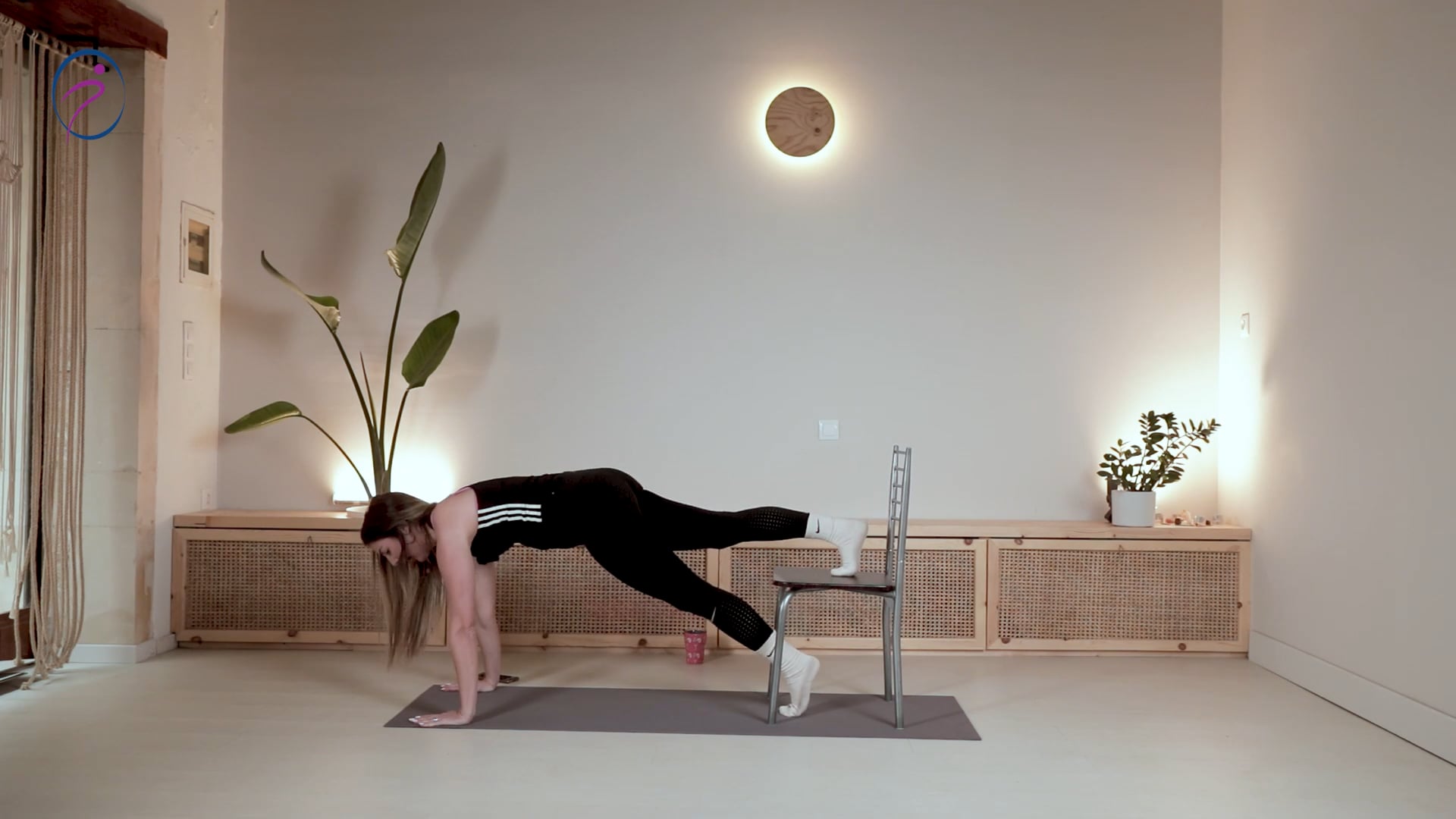 chair workout για πόδια και κοιλιακούς Thumbnail