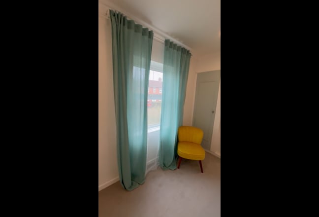 Fully furnished bright large double room Mon-Fri  Main Photo