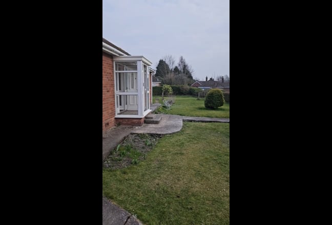 Newly refurbished rooms,in a  lovely Bungalow Main Photo