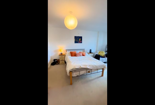 Large Double Room ~ Ensuite ~ Walk-in Closet  Main Photo