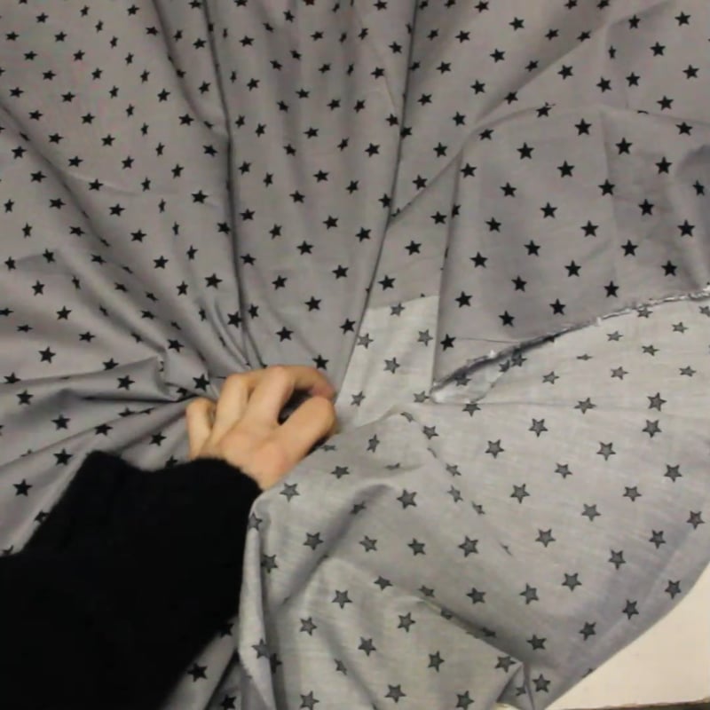 Vidéo: Popeline 100% coton - Etoiles noires sur fond gris