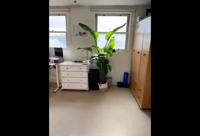Video 1: Bedroom - Picture 1