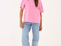 t-shirt roze tekst achterkant over mouw_1