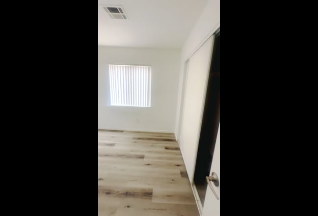 Immaculate room-  move in ready! :)  Main Photo