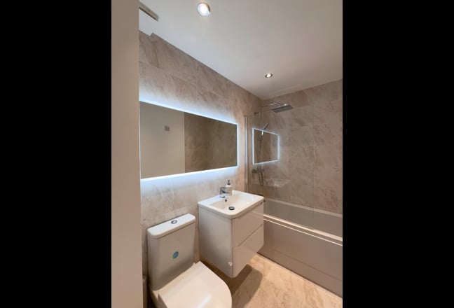EN-SUITE double in NEW Modern refurbished 2 bed Main Photo