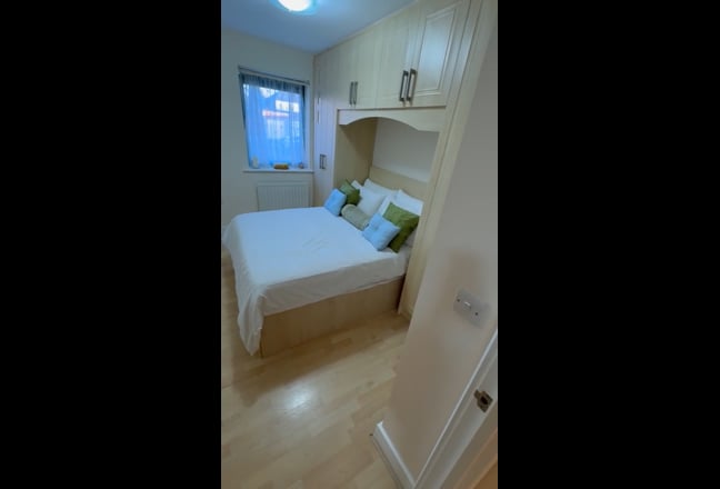 2 Bed Flat in Rayners Lane for 3 Working Prof. Main Photo