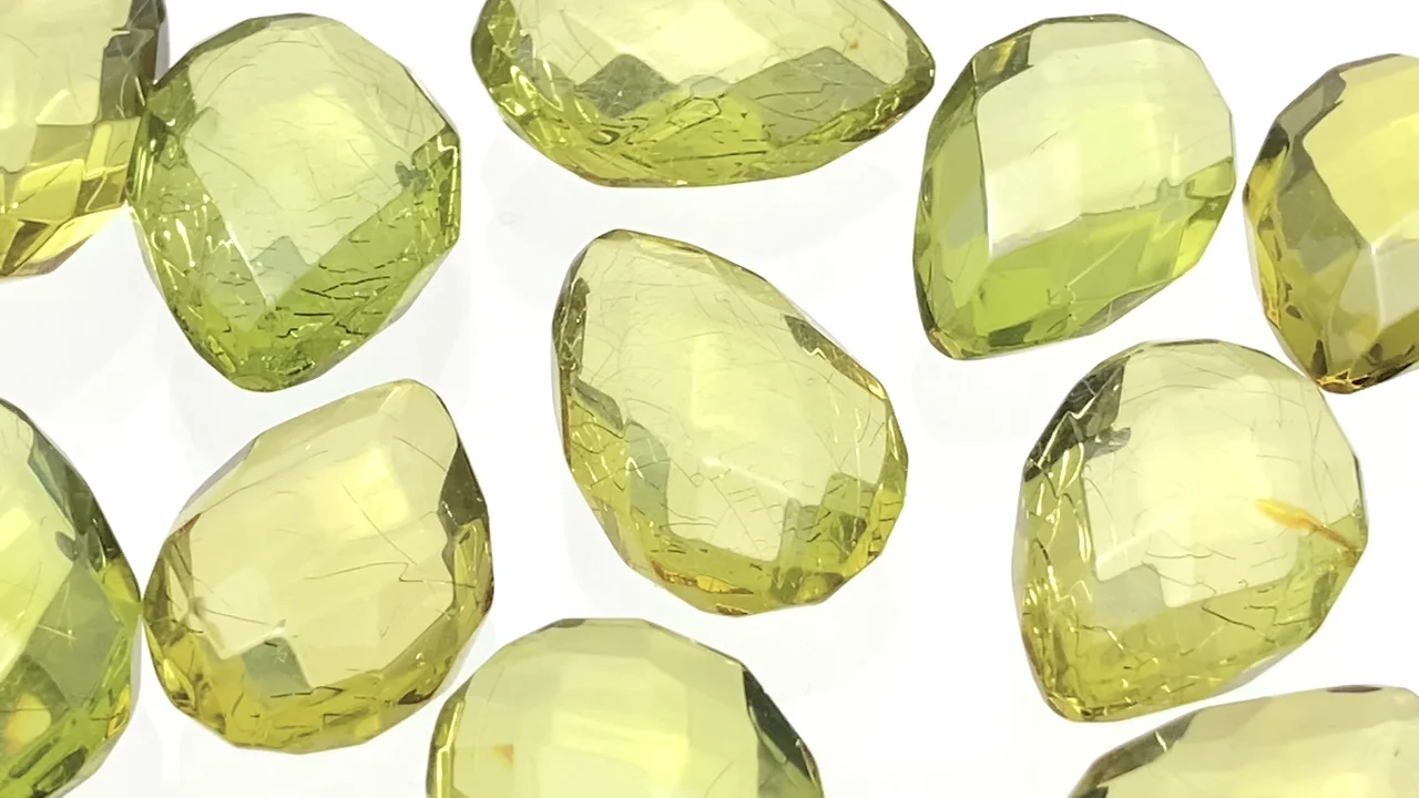 グリーンアンバー（琥珀） 穴なしペアシェイプカット20×14mm 3粒6,980