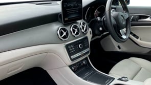 MERCEDES-BENZ GLA 2018 (67)