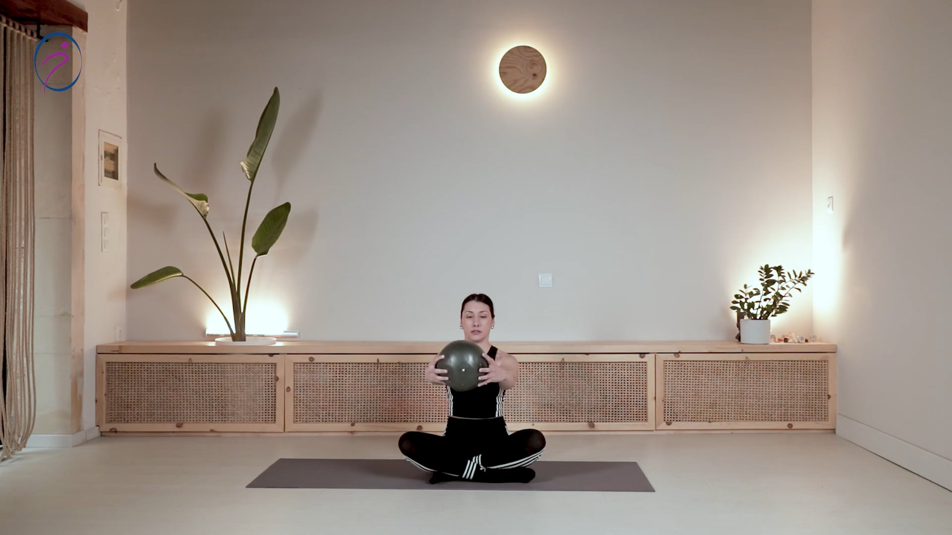 pilates με mini ball Thumbnail