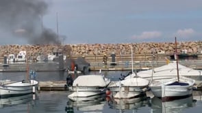 Crema una embarcació d'esbarjo al Port de l'Escala