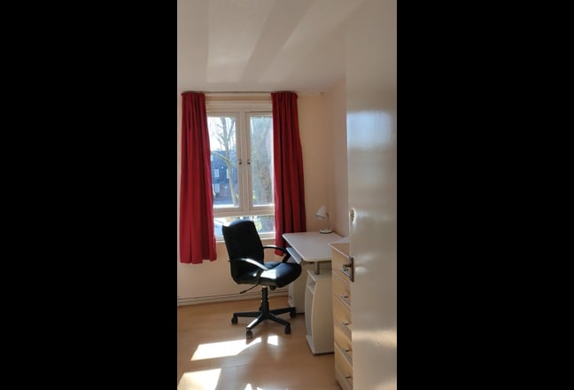 Large, welcoming double in peaceful, clean home Main Photo