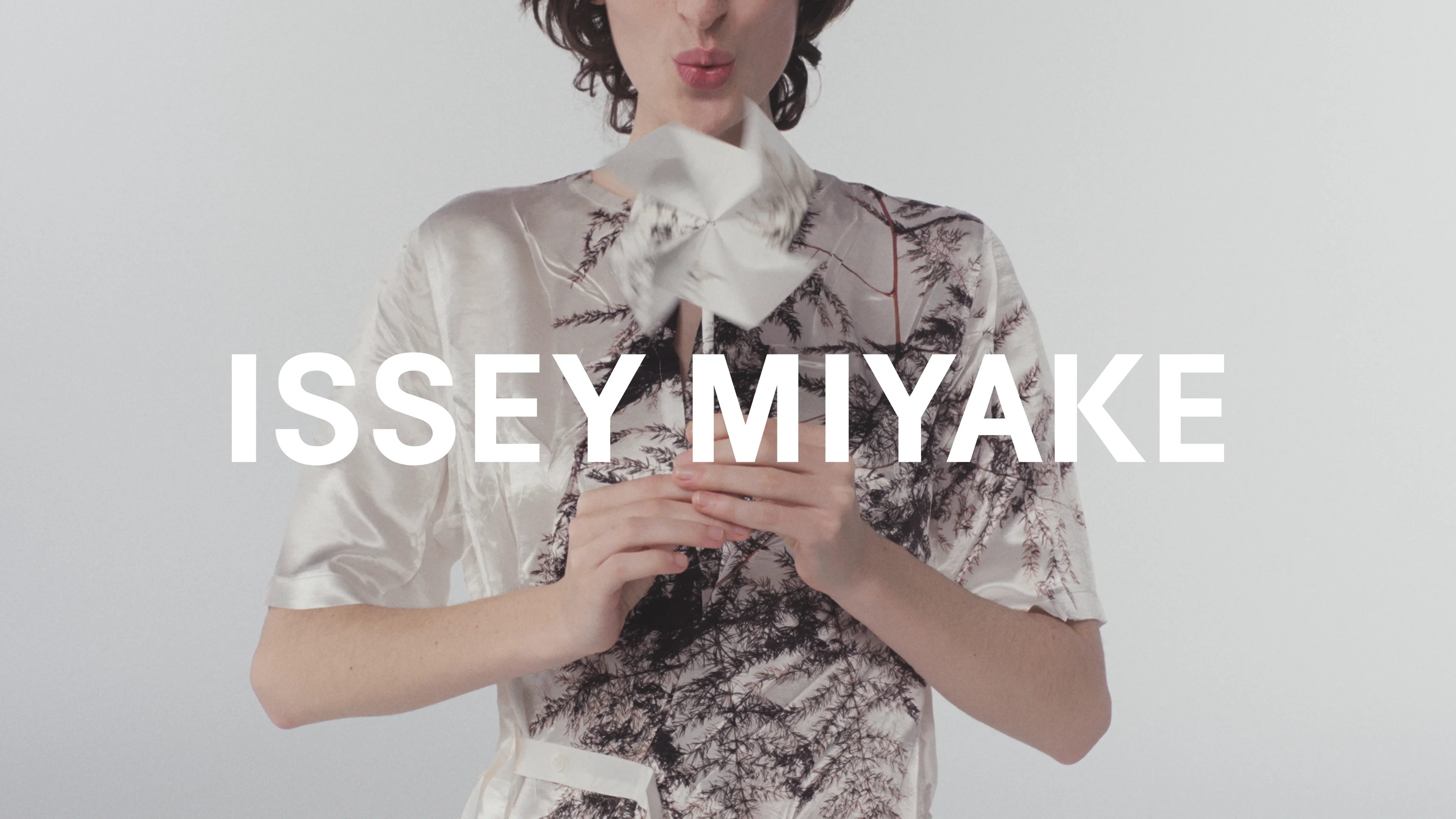 issey-miyake-ss25-pressed-flora-campaign — Atelier 5 Éléments