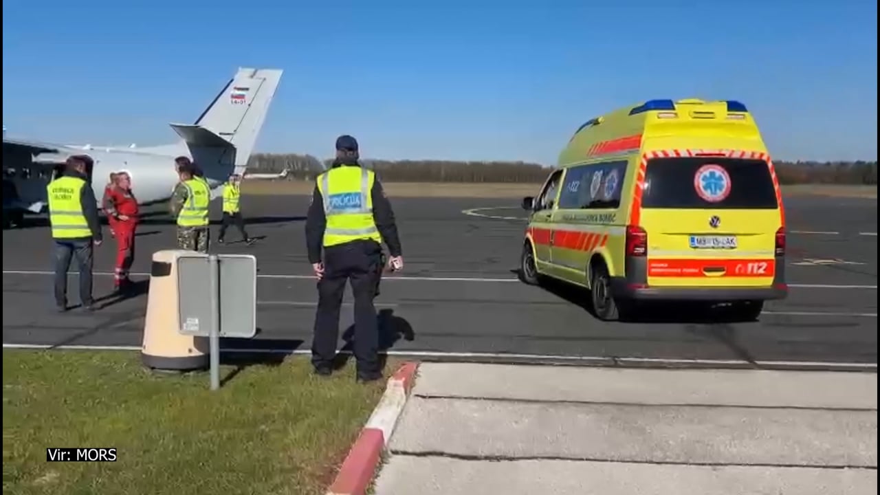 V Mariboru pristalo letalo s še dvema hudo opečenima pacientoma #foto