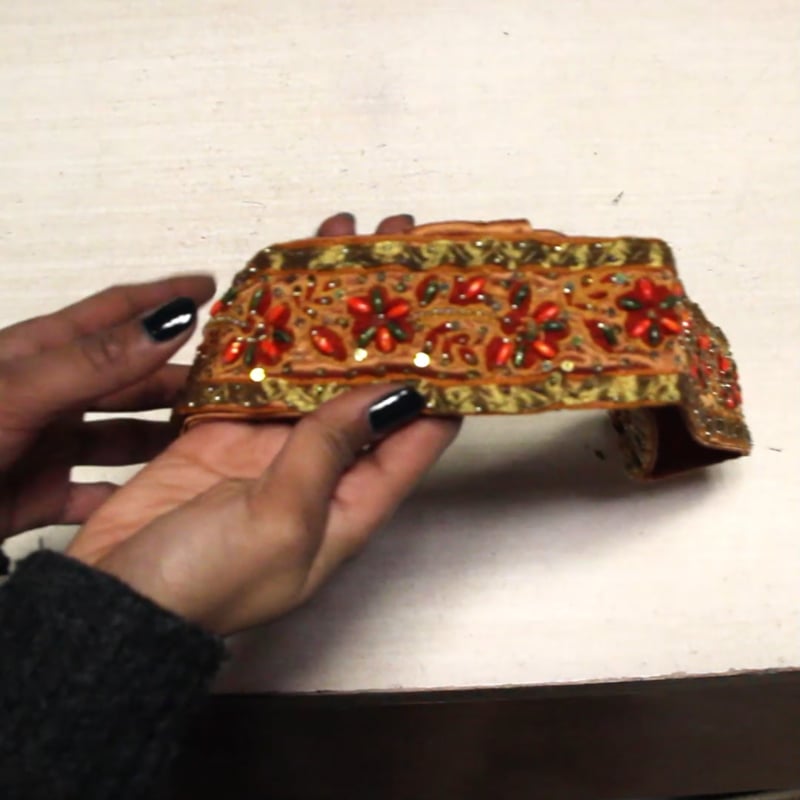 Vidéo: Ceinture à sequin & perle brodée main - Fleuri ton orange (Taille M)