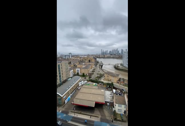 Beautiful flat overlooking Canary Wharf skyline  Main Photo