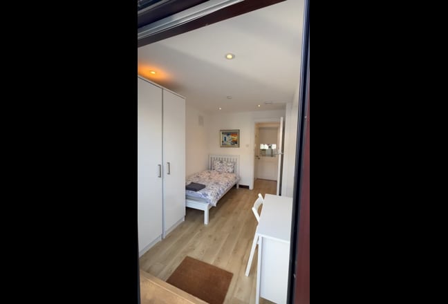Spacious Ensuite Single / Double  at E13/Stratford Main Photo