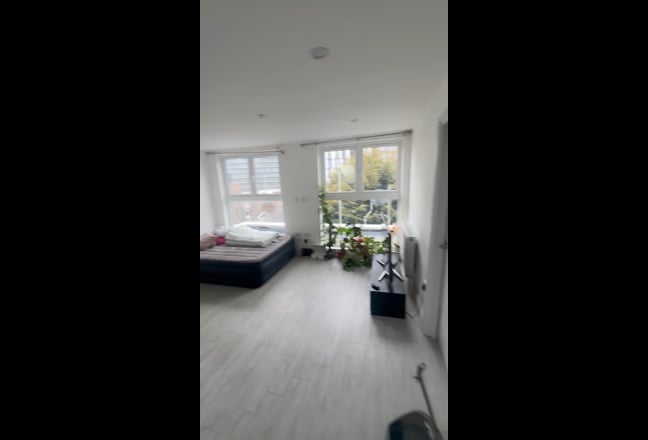 Modern 2 bed top floor flat on Coombe Rd Croydon Main Photo