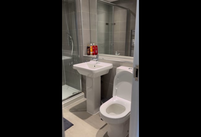 Luxury Double Bedroom Now Available in House Share Main Photo