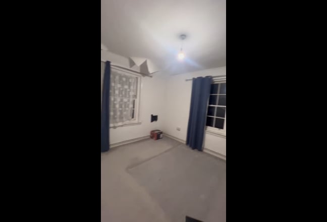 Double & Single room in E2 Main Photo