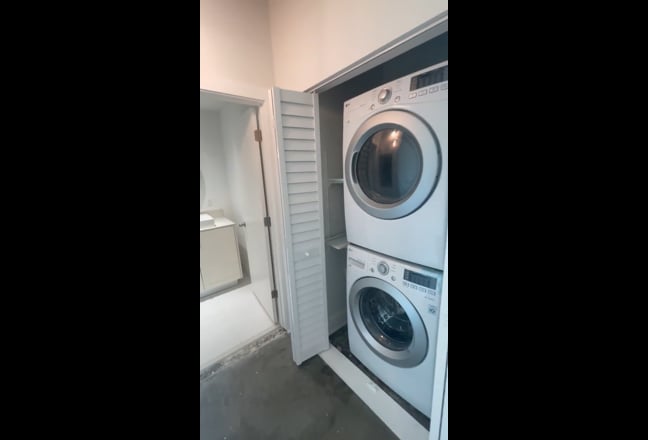 Nice size room with a big private bathroom Main Photo