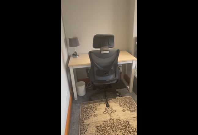 Beautiful room in Surrey house-share Main Photo