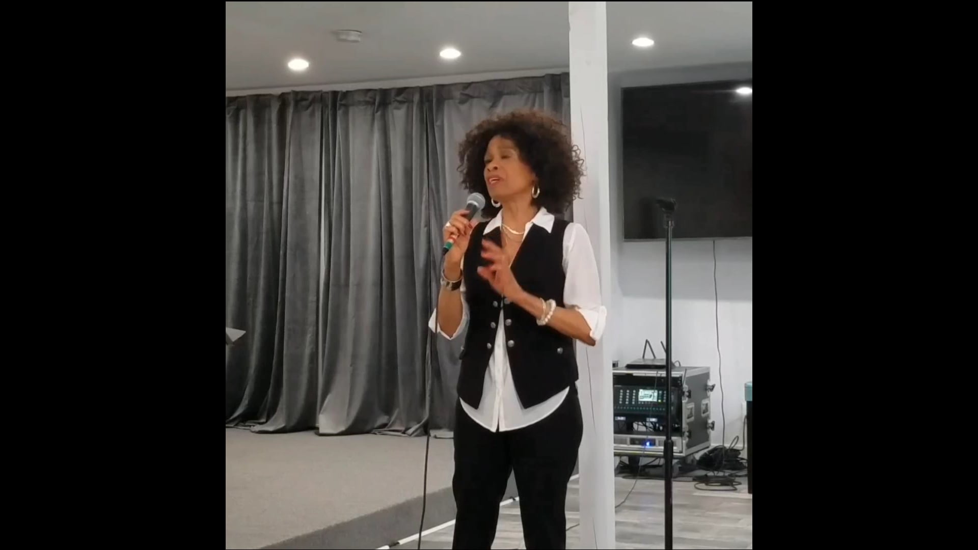 Promotional video thumbnail 2 for Nadine Simmons