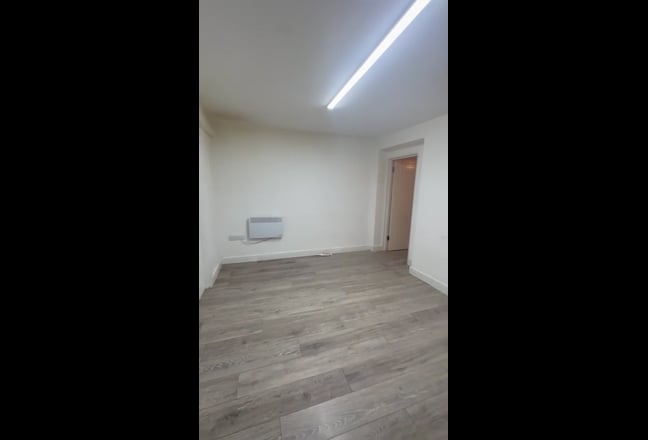Newly renovated double room available for sharing  Main Photo