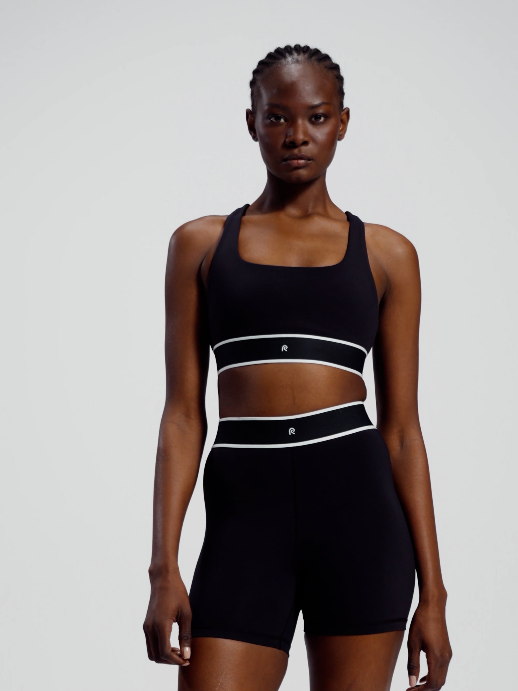 חזיית ספורט עם מחשוף ישר מבד nero