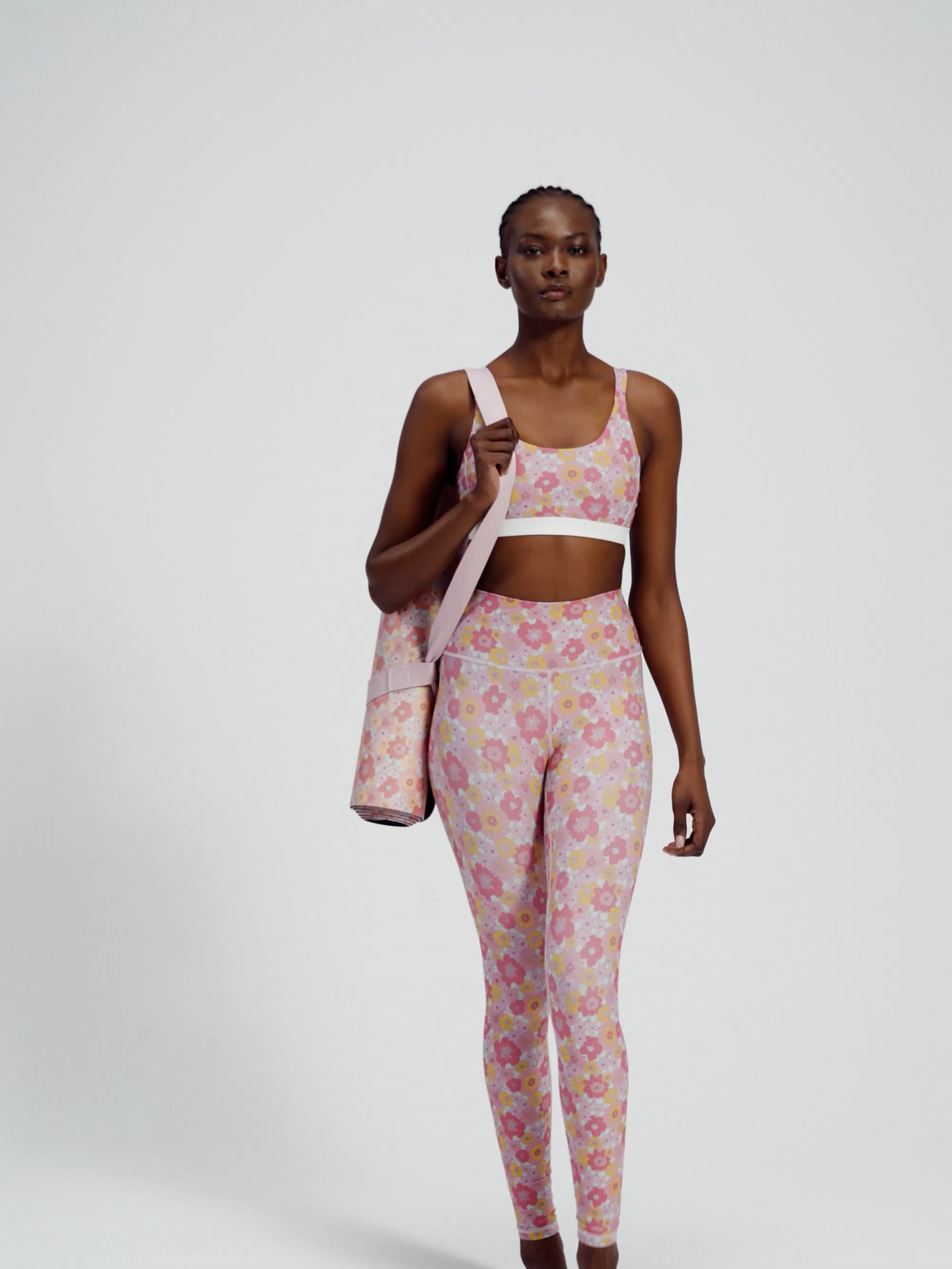 חזיית ספורט עם מחשוף ישר מבד ilios