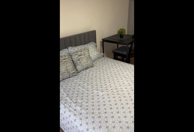 Spacious Double En-Suite Room with Kitchenette – A Main Photo