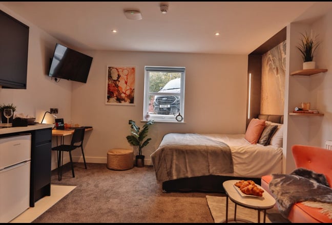 Only 1 Left! 🔥Finest Town Centre Studio Flats⭐️ Main Photo