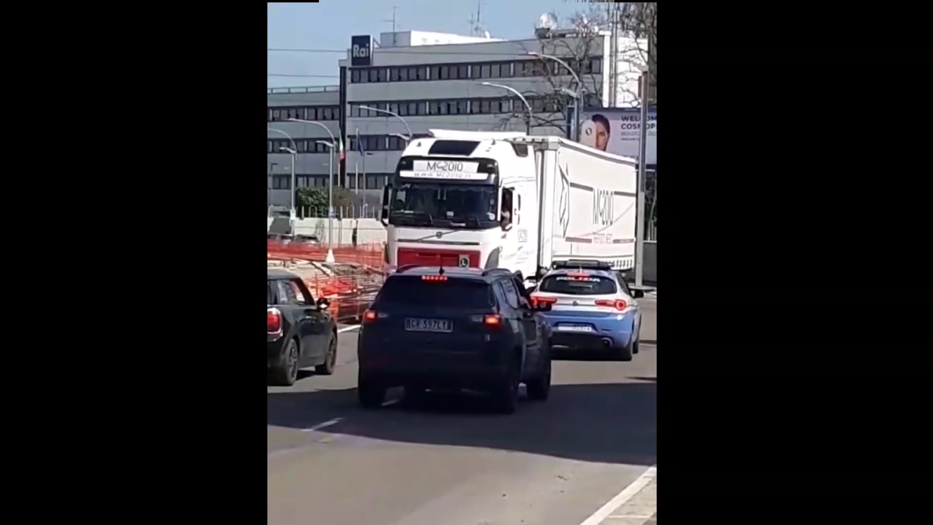 Camion imbocca contromano viale Europa e resta bloccato  VIDEOSEGNALAZIONE