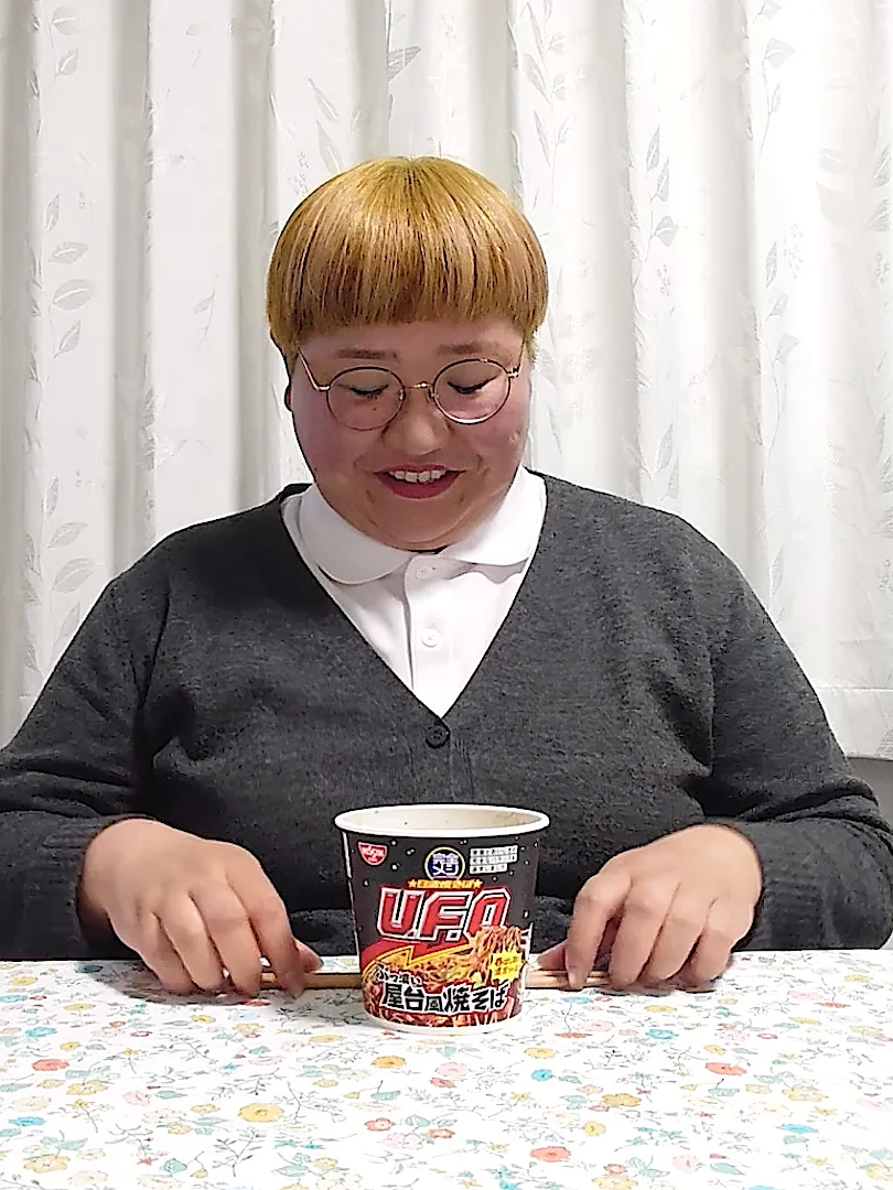 完全メシ 日清焼そばU.F.O. ぶっ濃い屋台風焼そば | 日清食品グループ