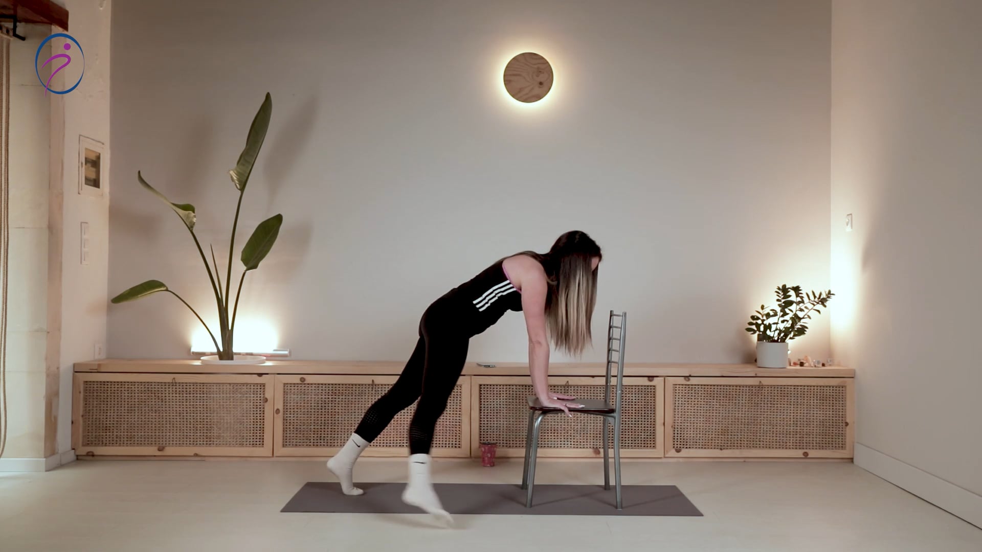 chair workout για πόδια - κοιλιακούς Thumbnail