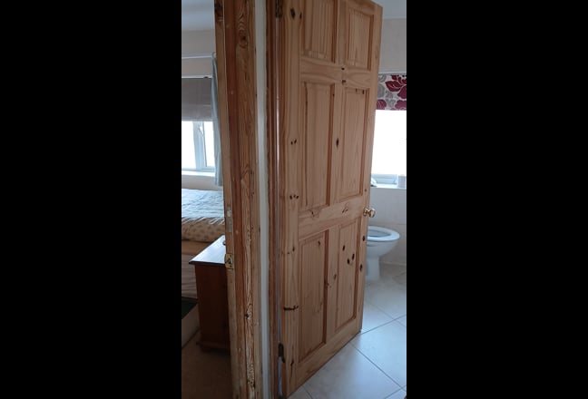 Room to rent in quiet home OldWoking available now Main Photo