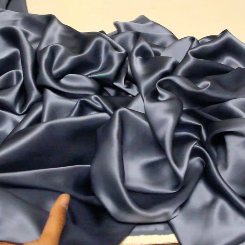 Vidéo: Satin 100% soie - Bleu gris Vidéo: Satin 100% soie - Bleu gris